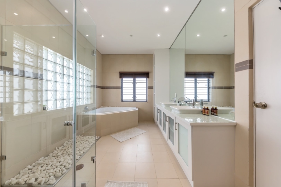 4 Bedroom Property for Sale in Green Point Western Cape